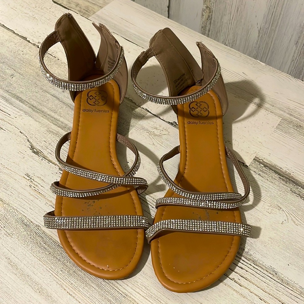 Daisy fuentes taupe open toe sandals